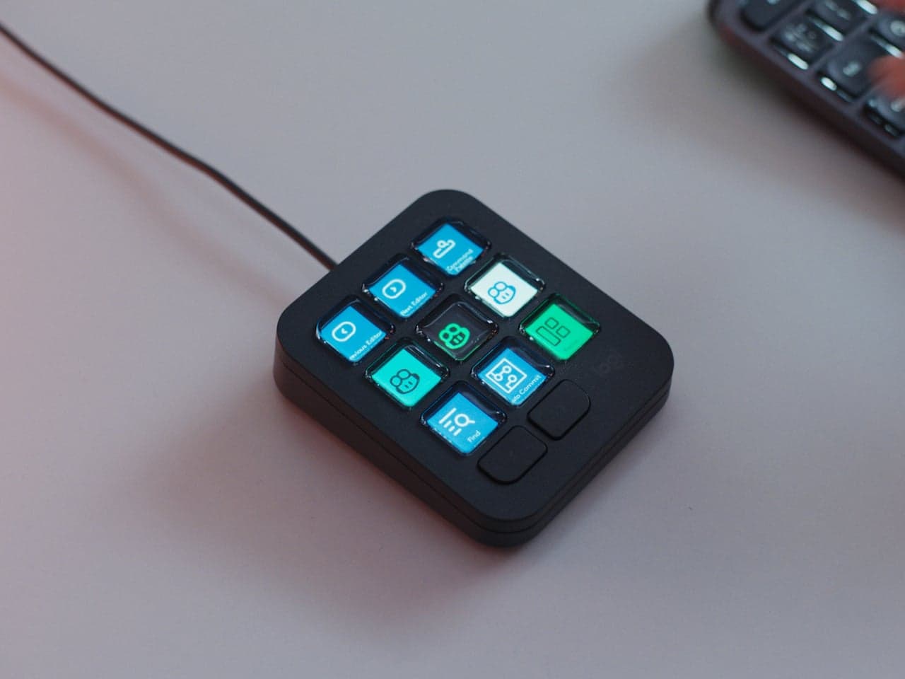 Logitech MX Keypad - AI 코딩 툴마다 버튼 하나씩 배정한 $100 키패드