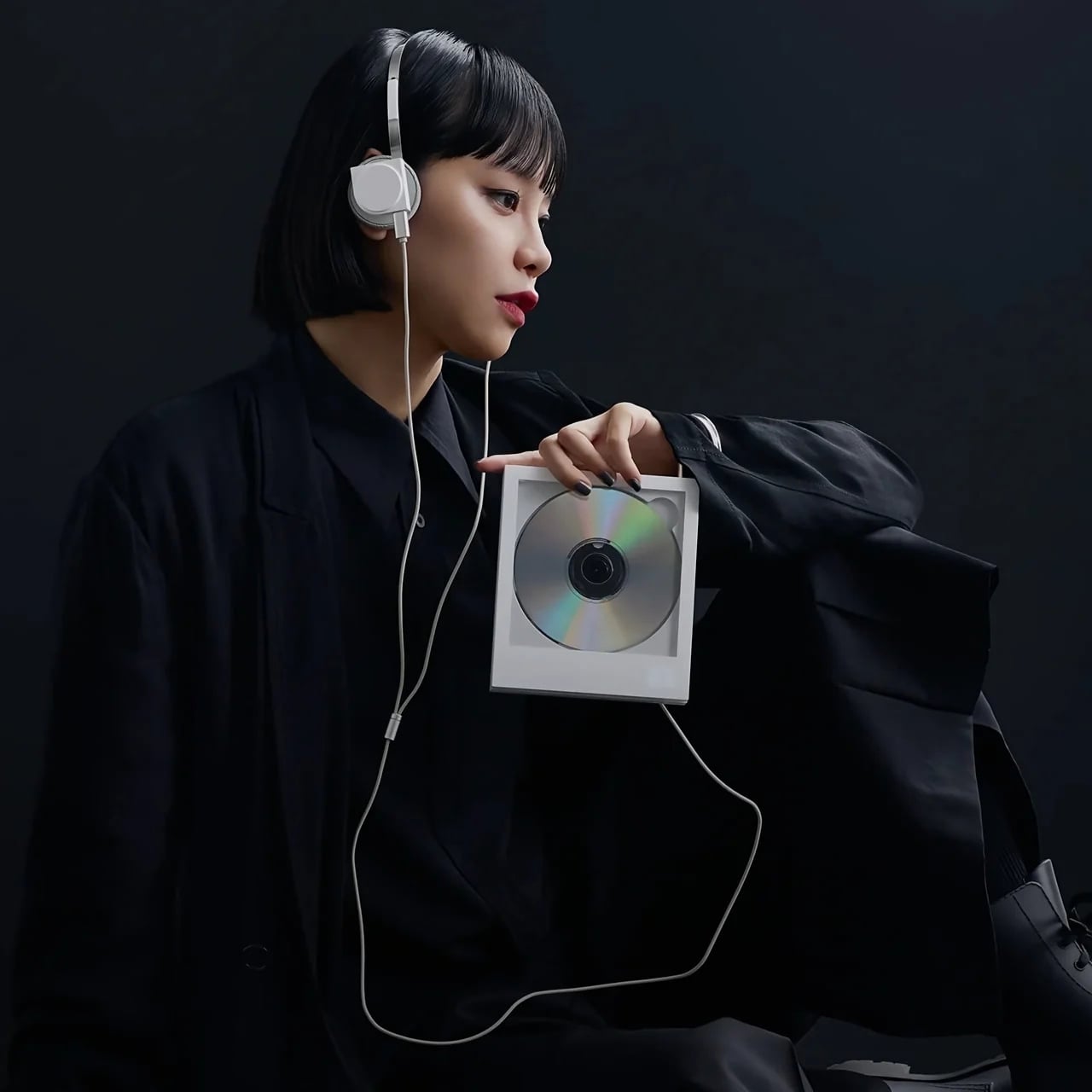 CD와 함께 헤드폰을 사용하는 모습
