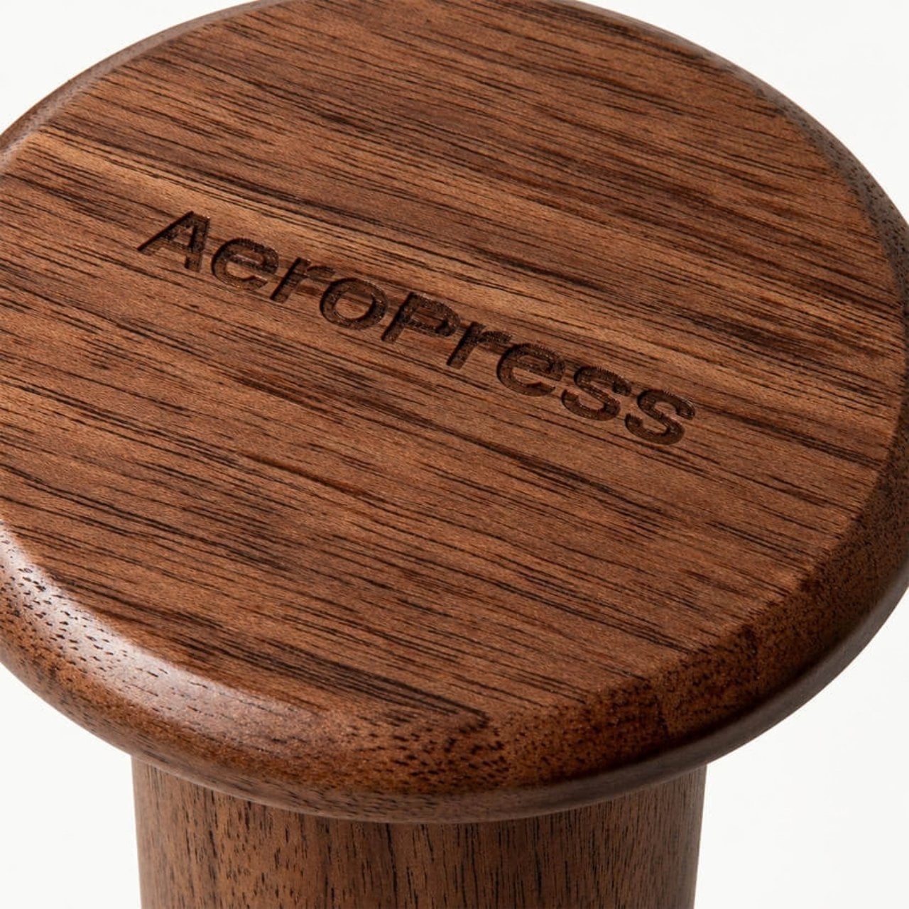 AeroPress 로고가 새겨진 월넛 플런저 상판