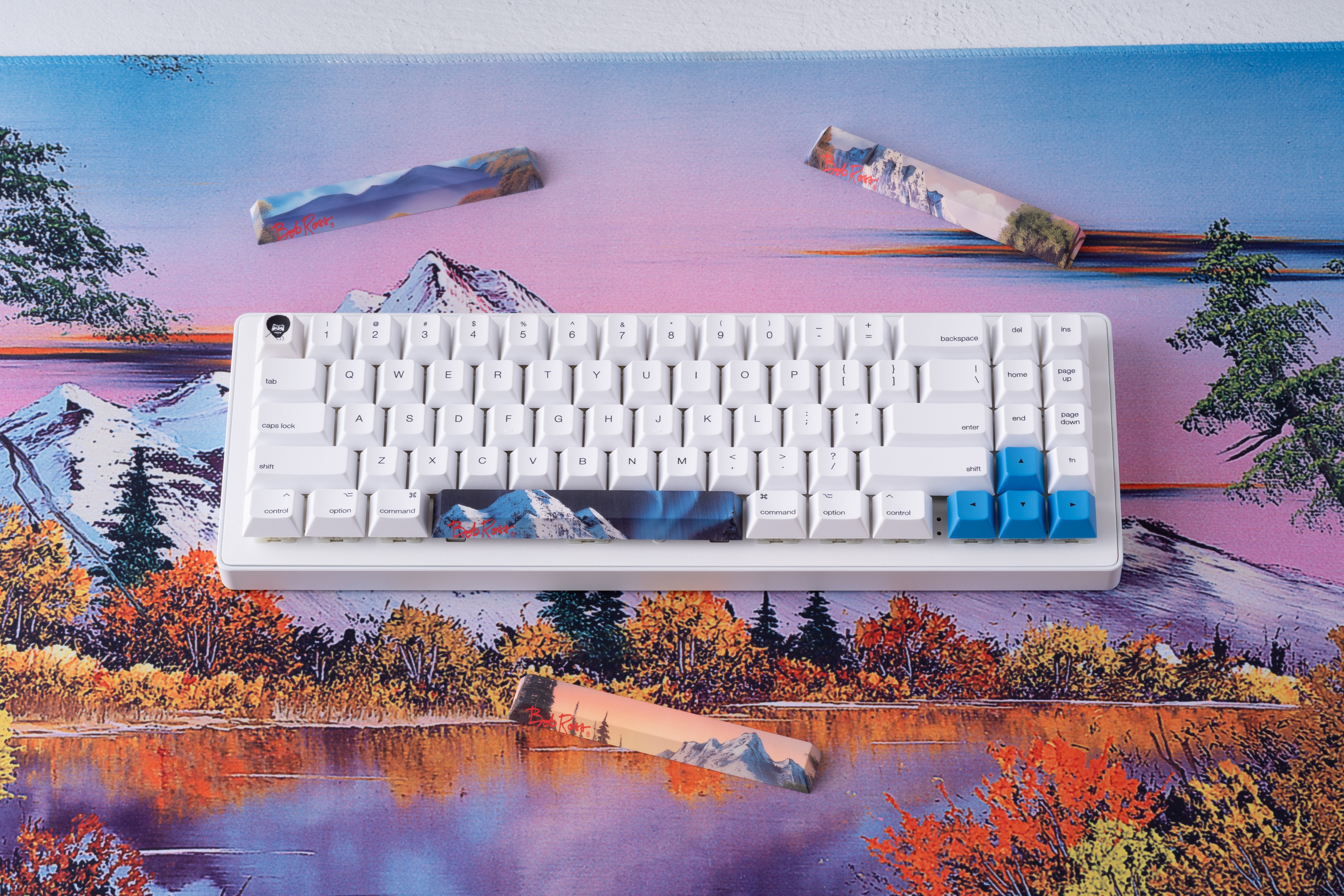 Apos x Bob Ross 스페이스바 키캡 클로즈업, 노을 지는 산 그림