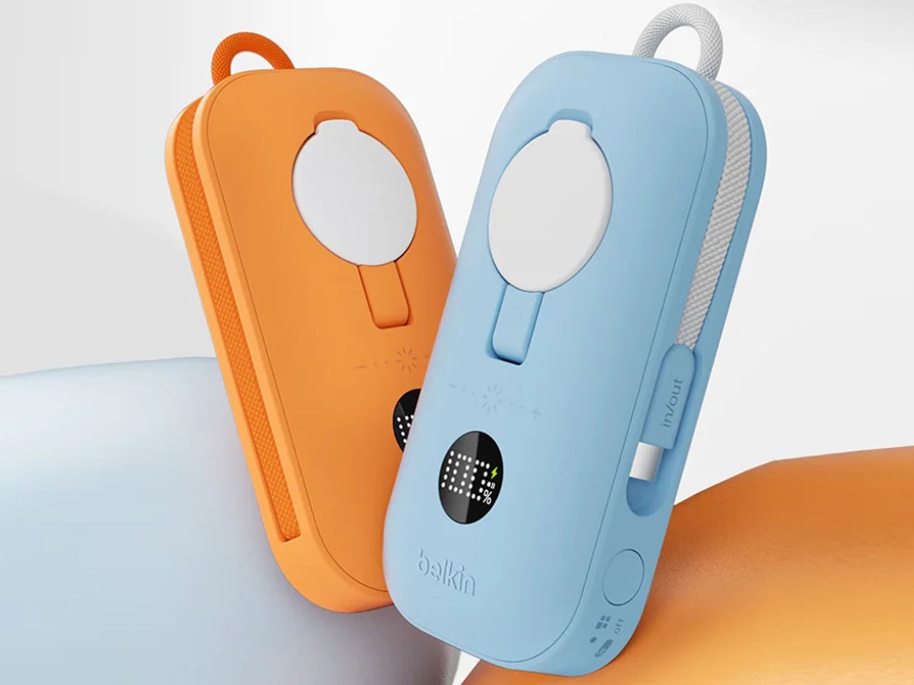 팝업 조명을 켠 상태의 클로즈업, USB-C 케이블 연결 모습