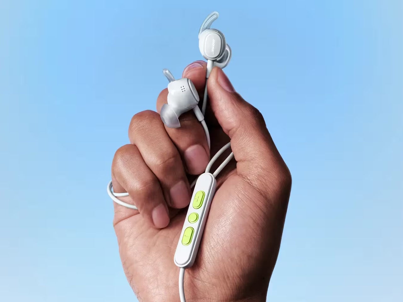 Bose 유선 이어버드를 손에 쥔 모습