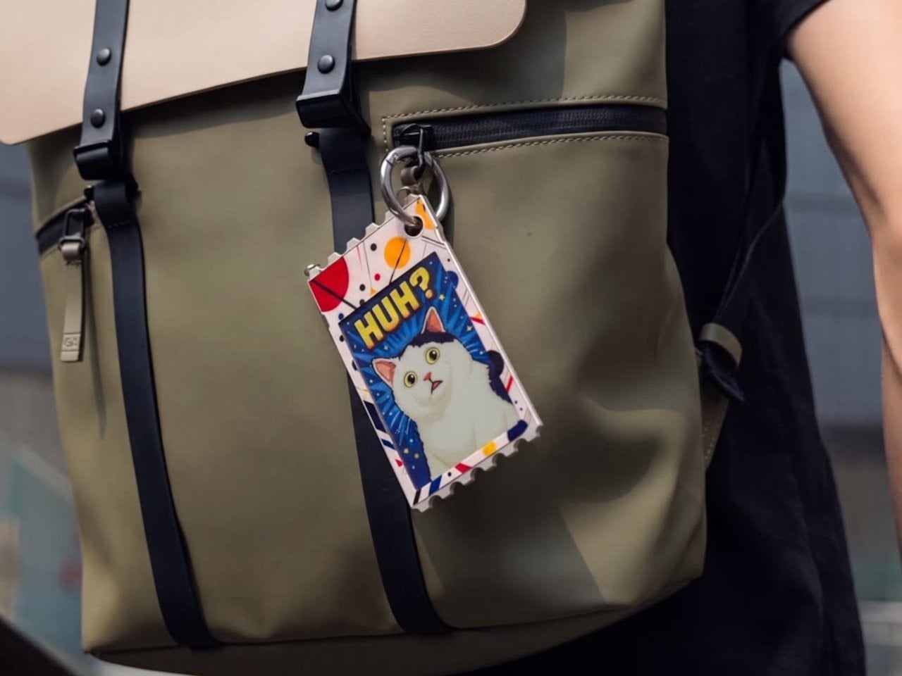 백팩에 매달린 TICKEY