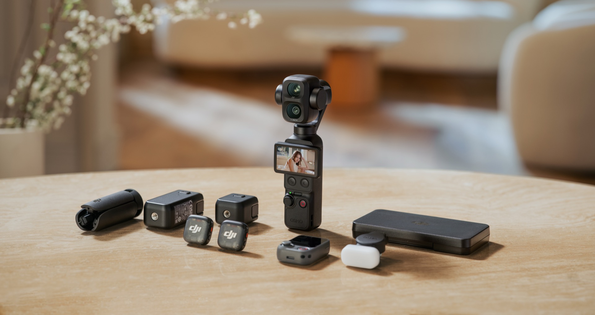 DJI 오즈모 포켓 4P와 배터리·마이크 등 액세서리 구성