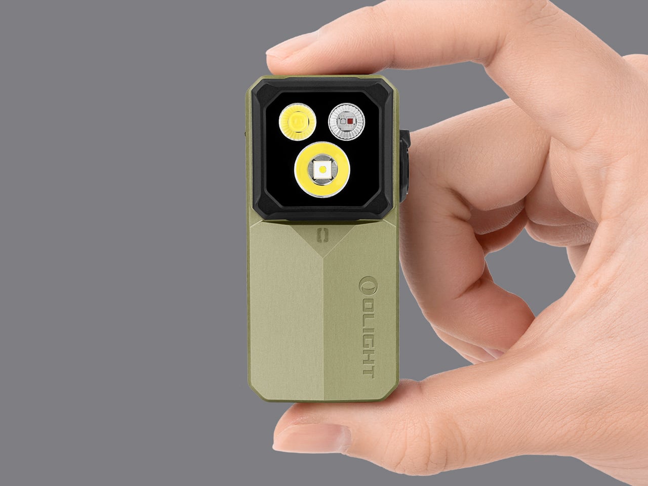 Olight Oclip 2 Ultraを手に持った様子