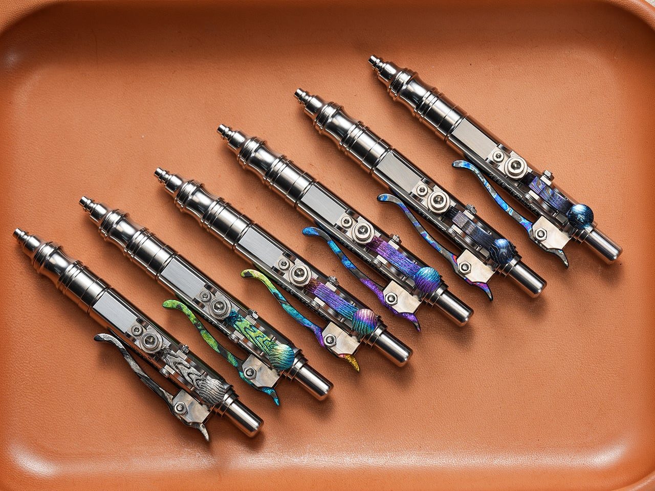 다양한 클립 색상의 Gennai Pen SL01 일곱 자루