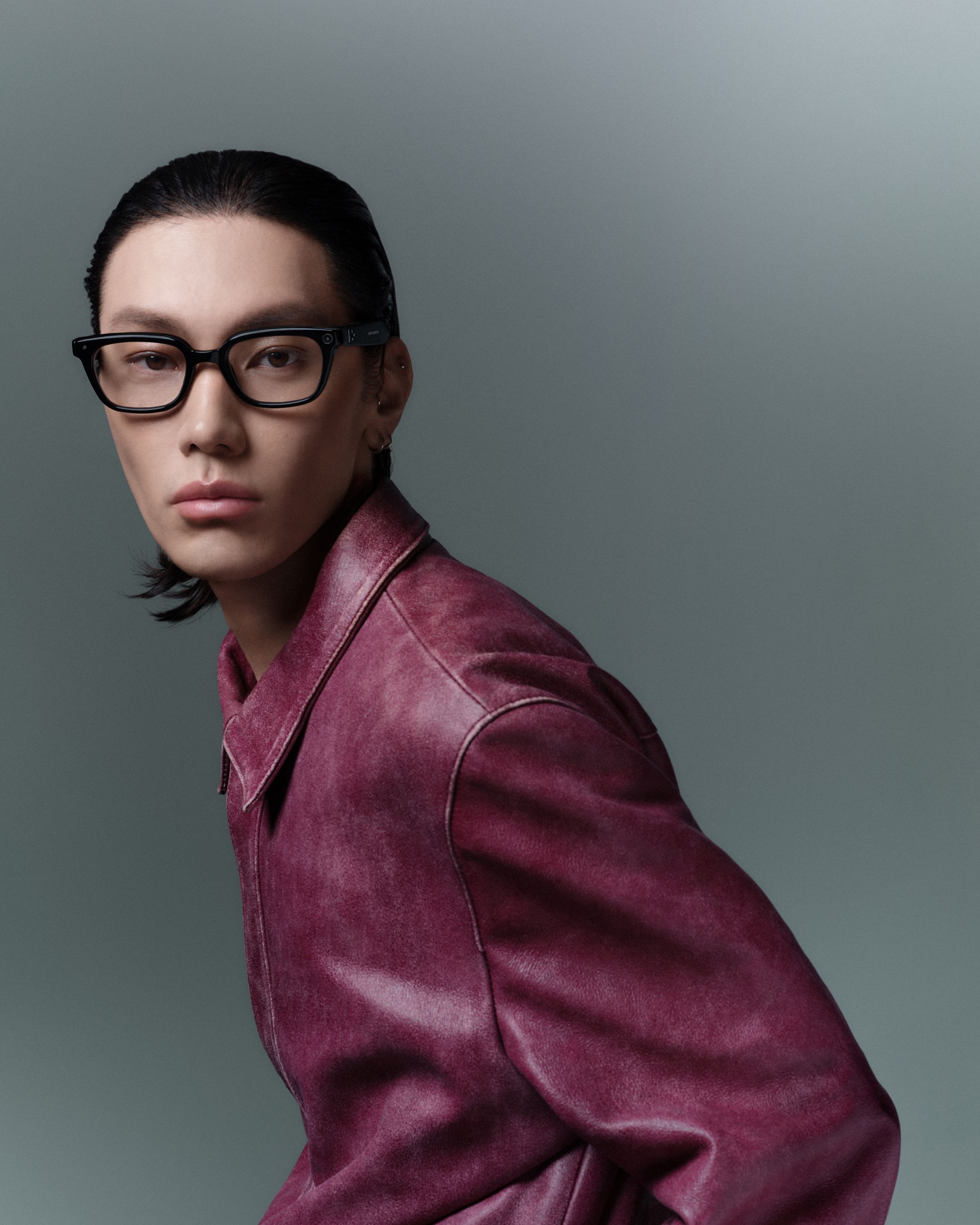 Gentle Monster Intelligent Eyewear 착용 컷