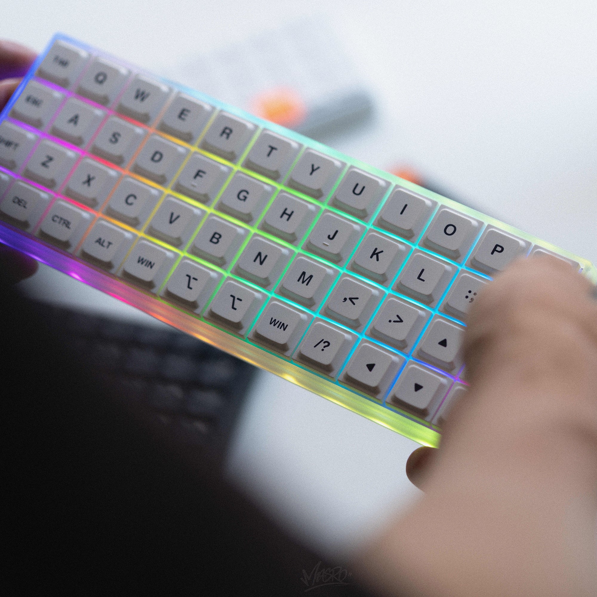 Geonix Rev.2.5 손에 든 모습, 투명 케이스로 새어 나오는 RGB 언더글로우