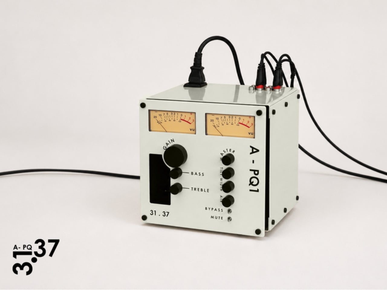 A-PQ1オーディオユニット、配線がそのまま露出した様子