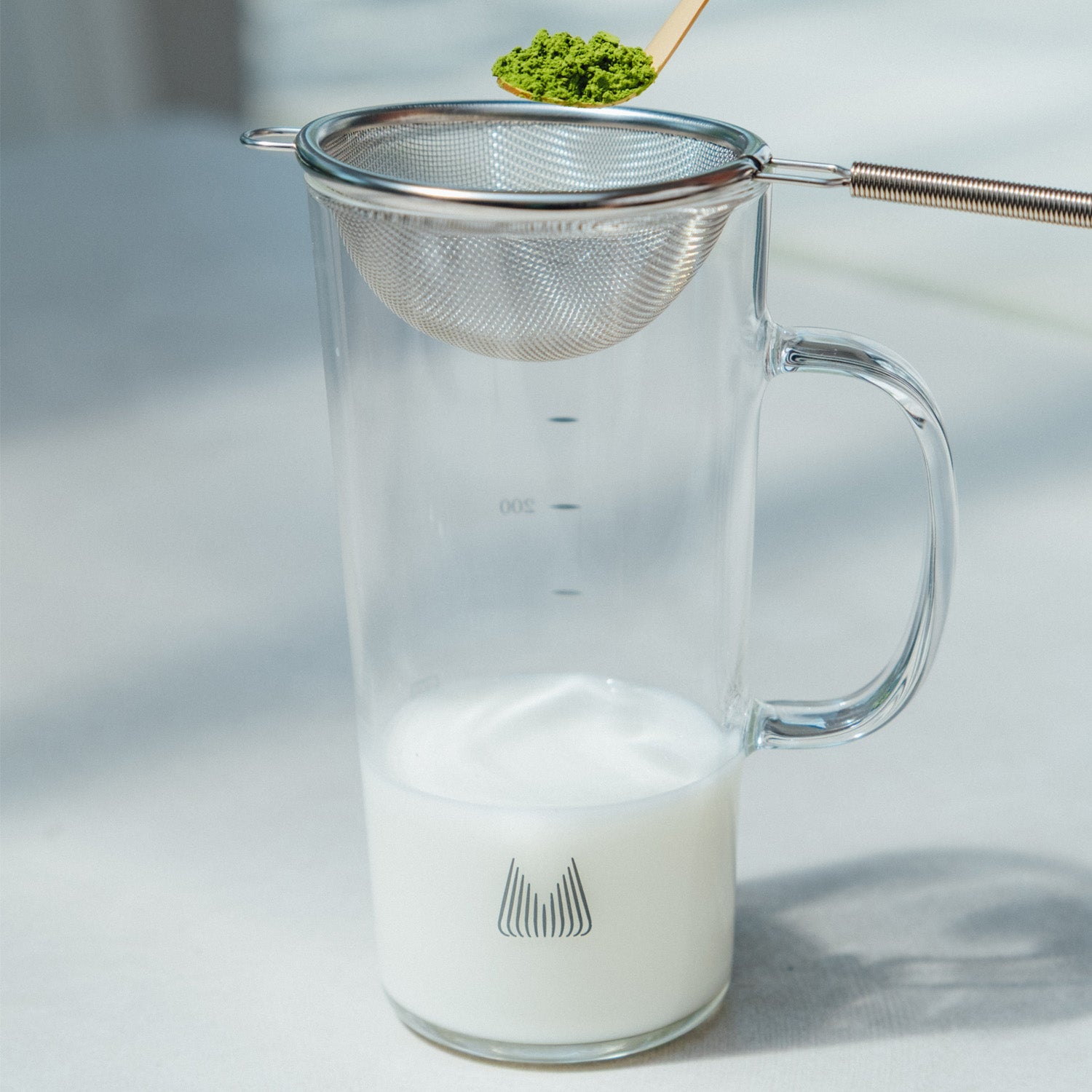 茶こしで抹茶の粉をふるう様子