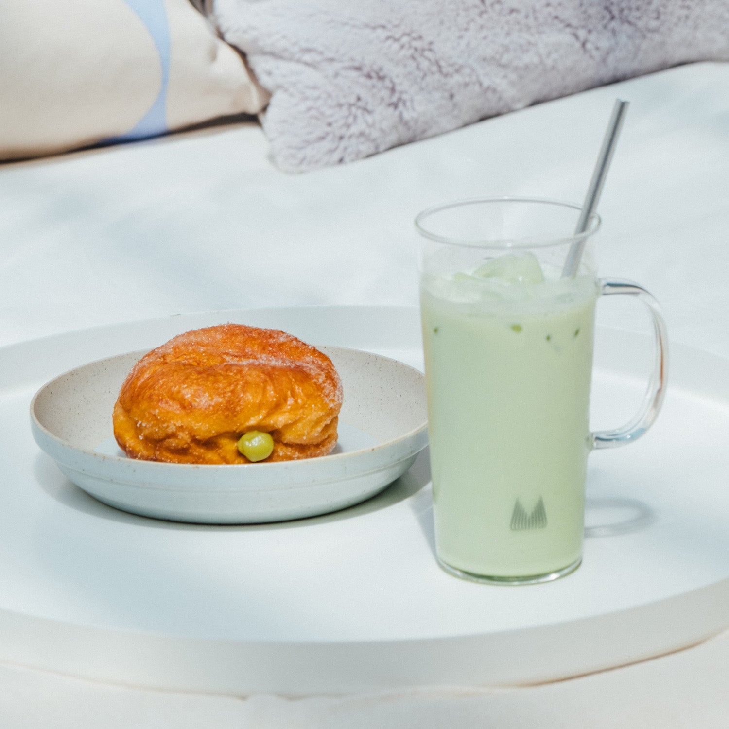 完成した抹茶ラテとドーナツ