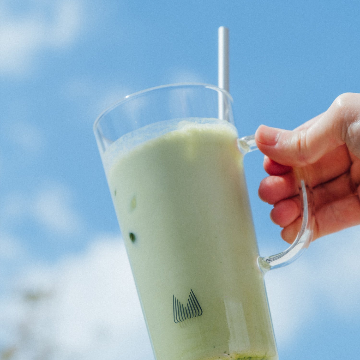 アイス抹茶ラテを持っている様子