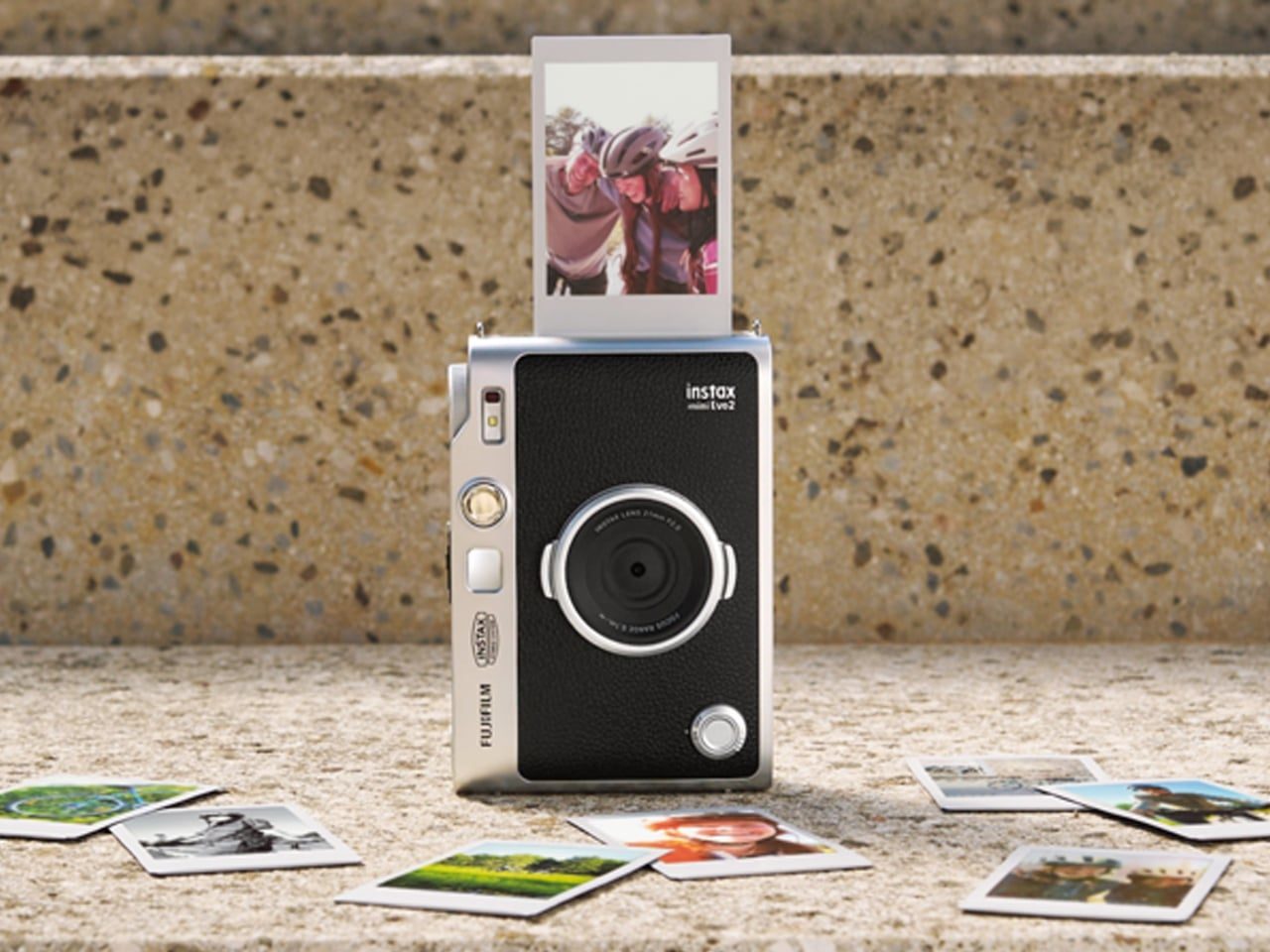 Instax Mini Evo 2 - 레트로 감성은 그대로, 디지털 촬영을 얹은 하이브리드 인스턴트 카메라