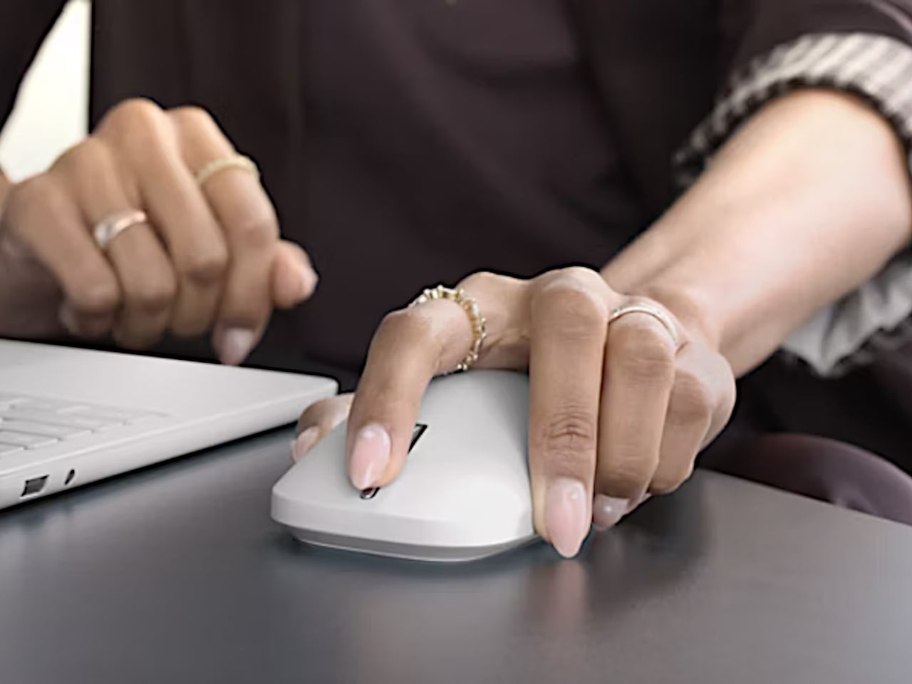 Surface Mouse를 쓰는 손