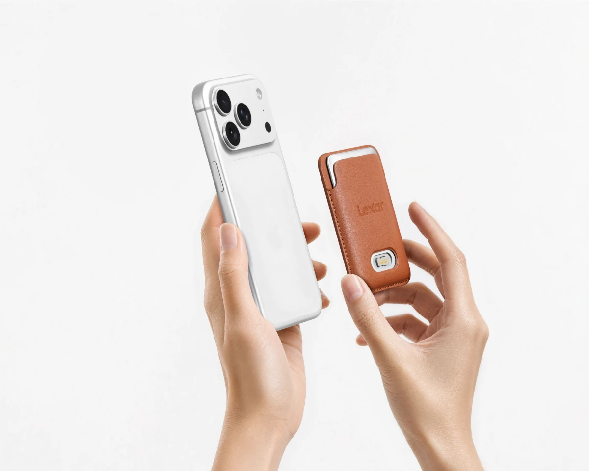 Lexar Museポータブルssdのディテール1、マグネットレザースリーブでiPhone背面に装着された様子