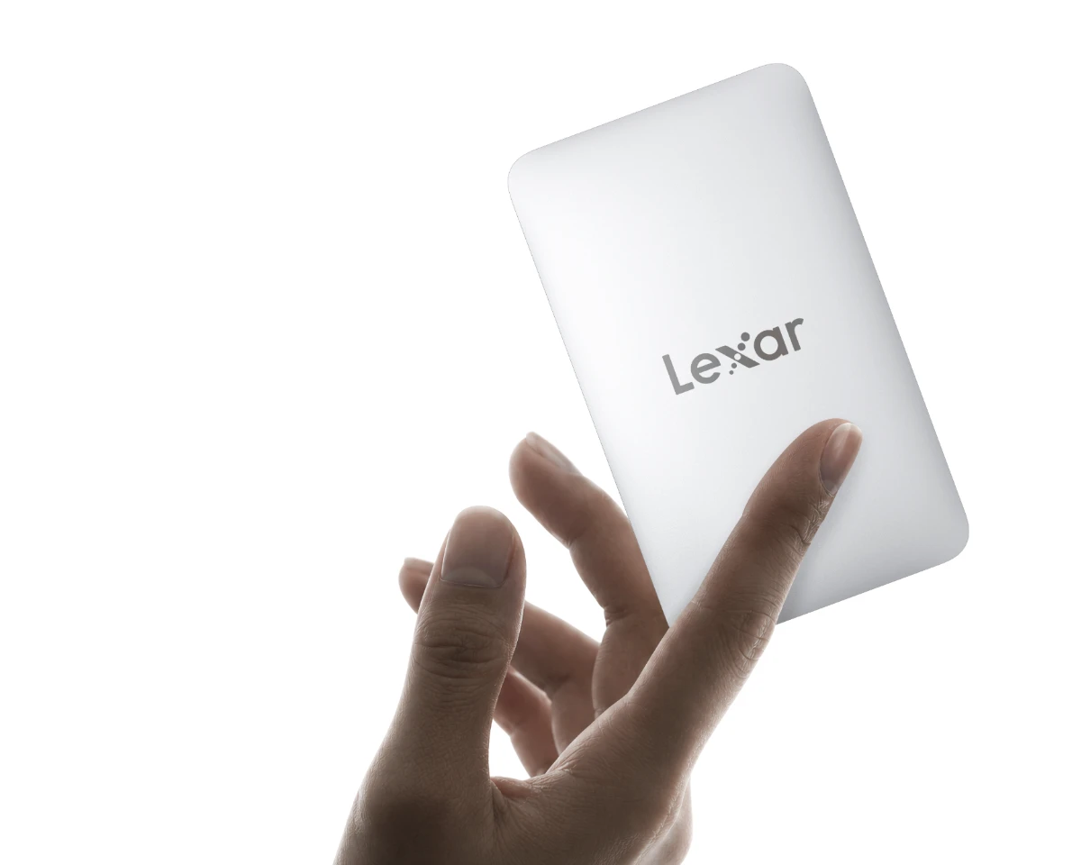 Lexar Museポータブルssdのメイン画像、指先で薄いカード型本体をつまんでいる様子