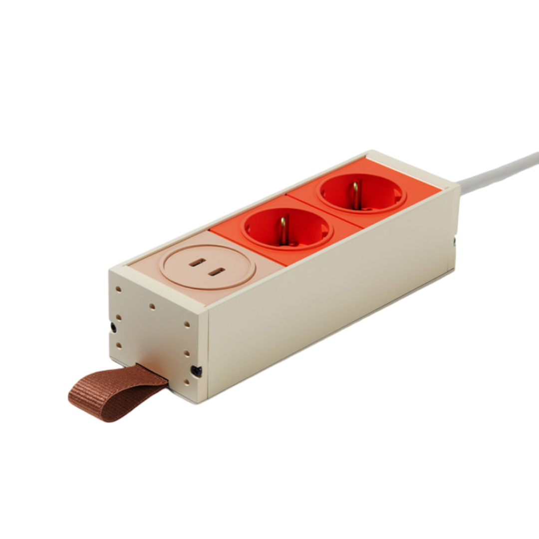 LLS USB-C 멀티탭 메인 이미지, 크림 화이트 알루미늄 바디에 패브릭 스트랩