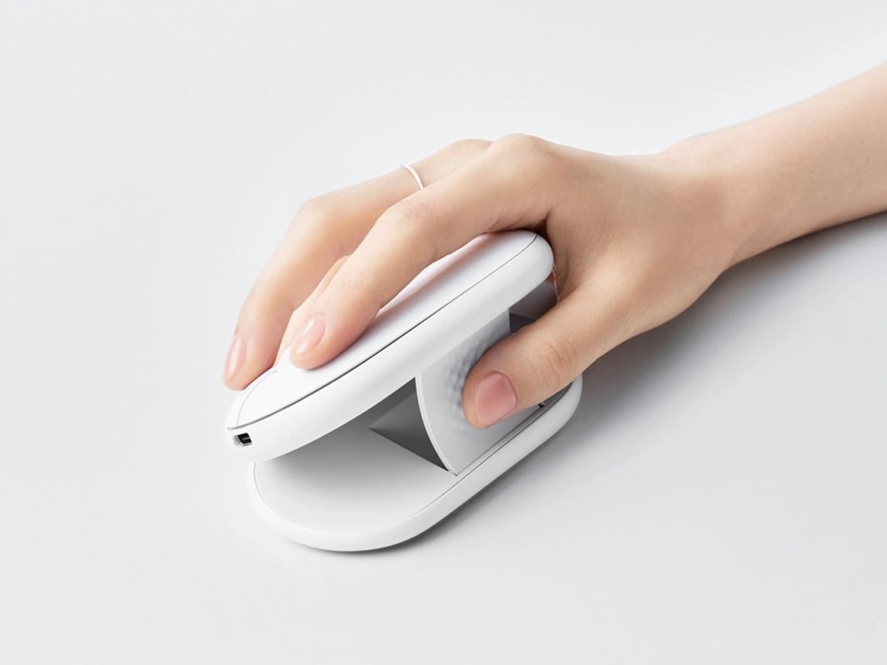 Logitech Pebble Up - A Travel Mouse That Transforms into a Vertical Grip