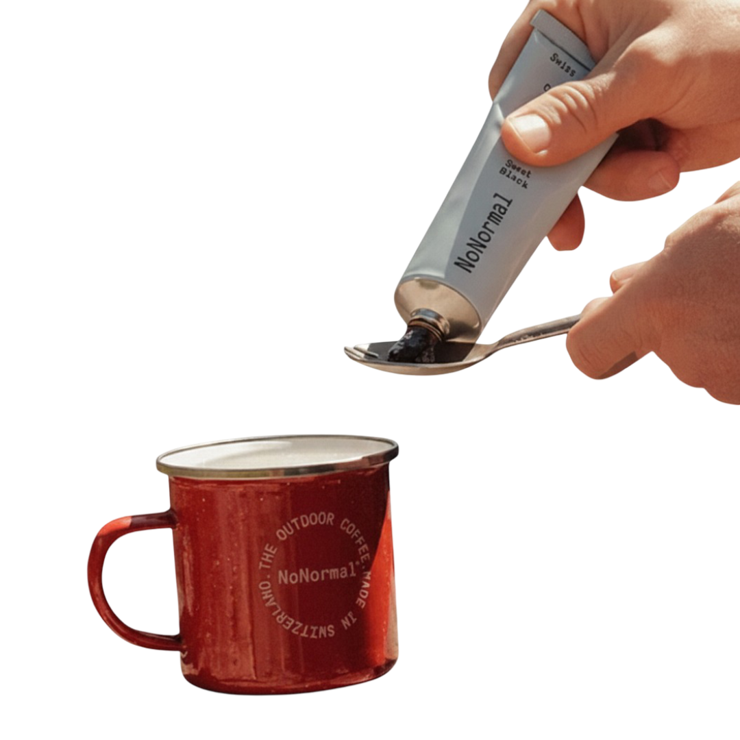 NoNormal Coffee 튜브를 짜서 스푼에 담는 모습