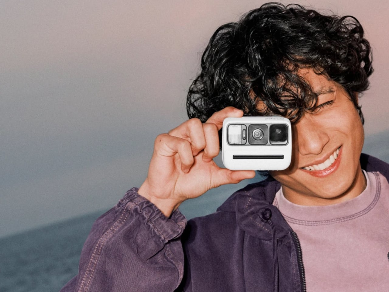 Polaroid Go Gen 3를 눈에 대고 있는 모습
