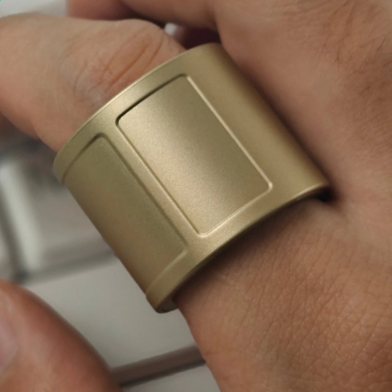 人差し指にはめたProlo Ringのクローズアップ