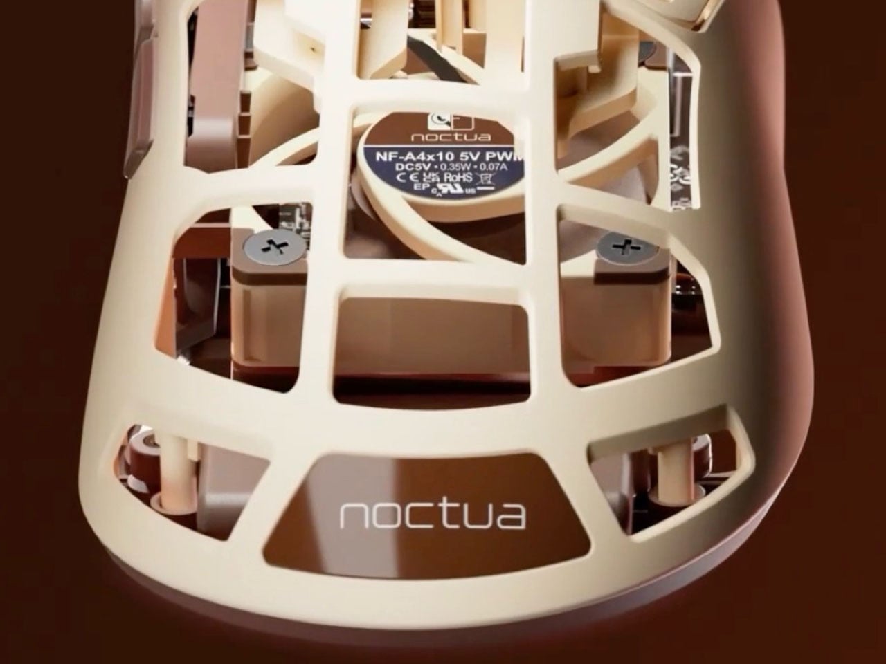 noctua 로고가 각인된 마우스 하단부