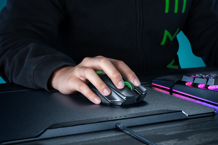 Razer Naga V3 Proの俯瞰使用シーン