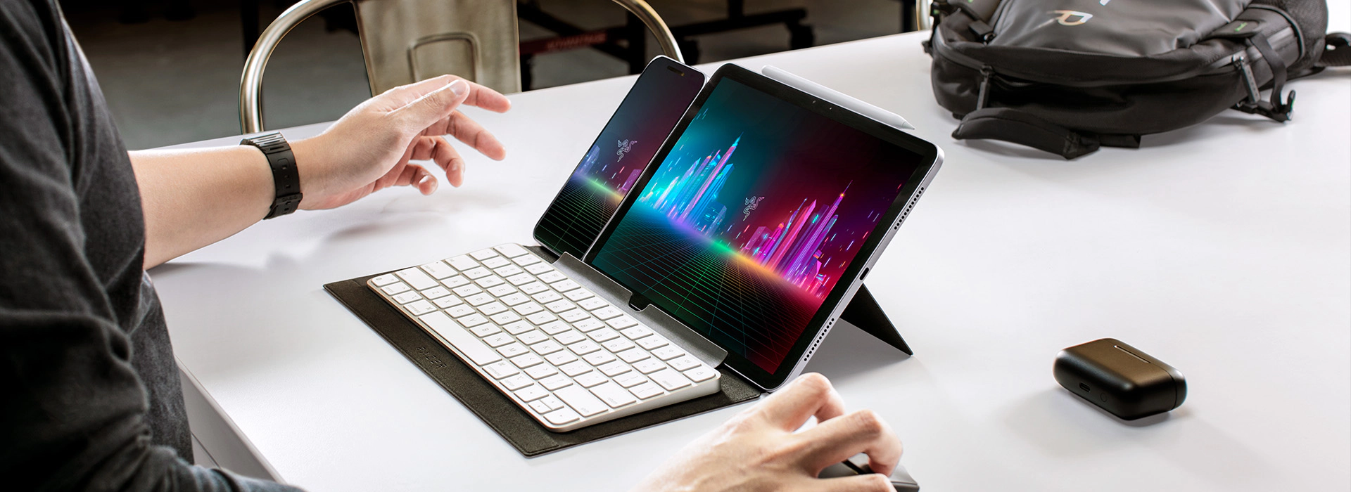 Razer トラベルケース フォリオ スタンド角度1