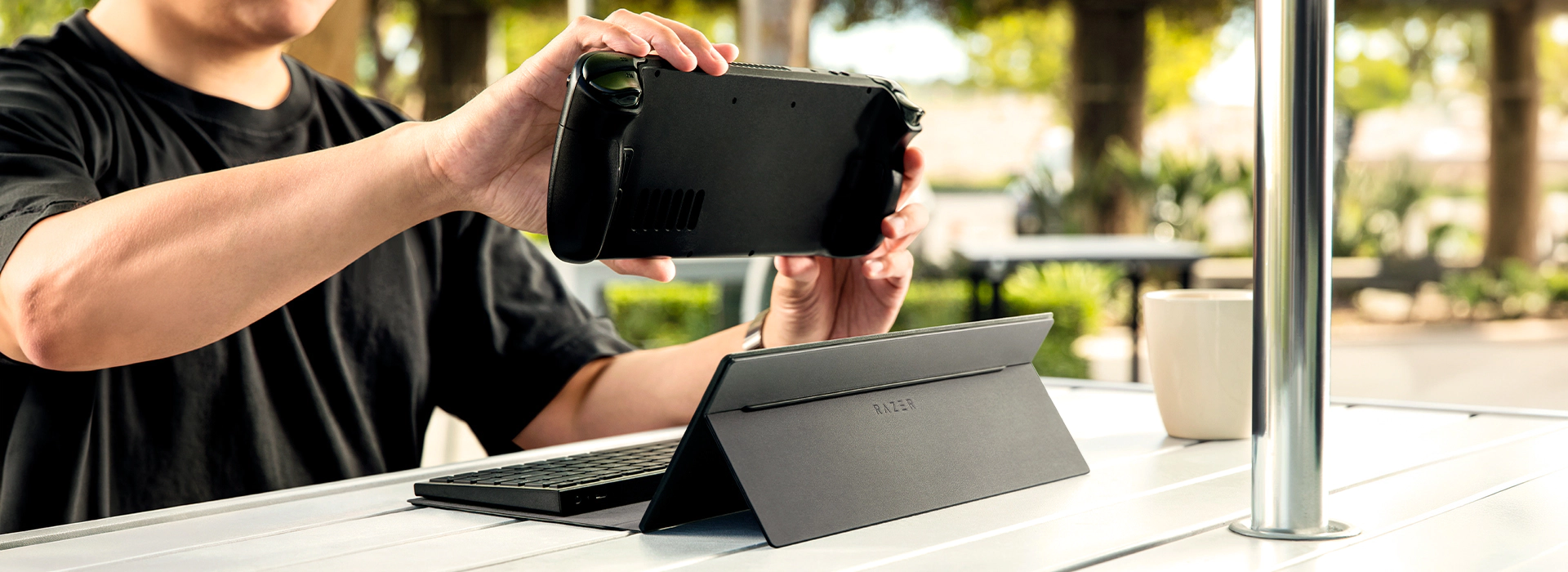 Razer トラベルケース フォリオ スタンド角度2