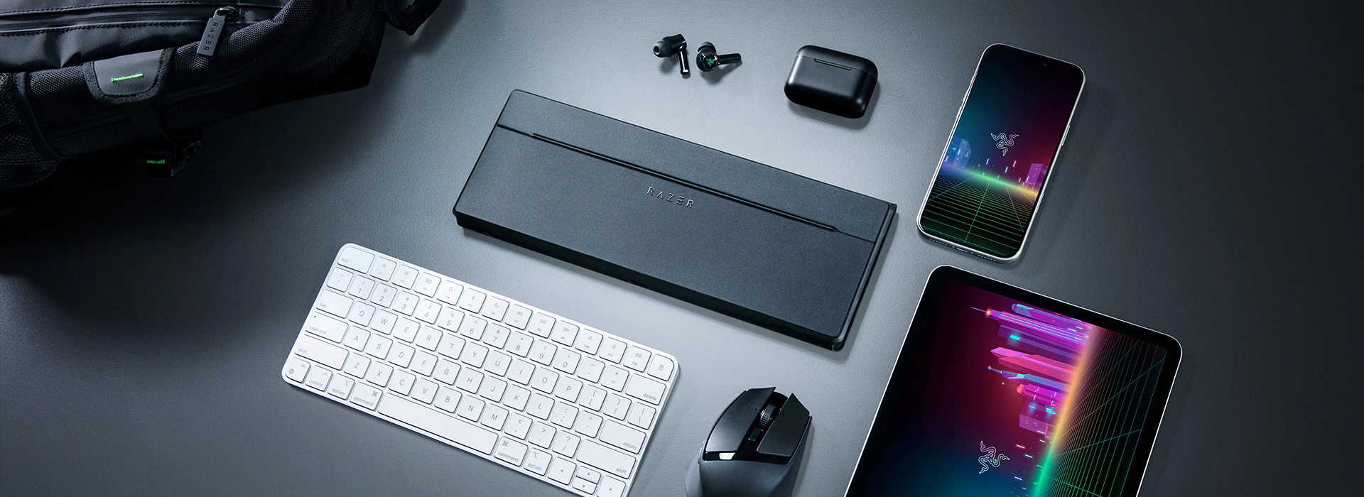 Razer トラベルケース フォリオ 閉じた状態のフラットレイ