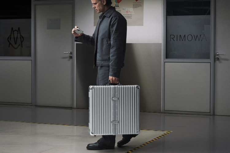 RIMOWA 다트보드 케이스 휴대 모습