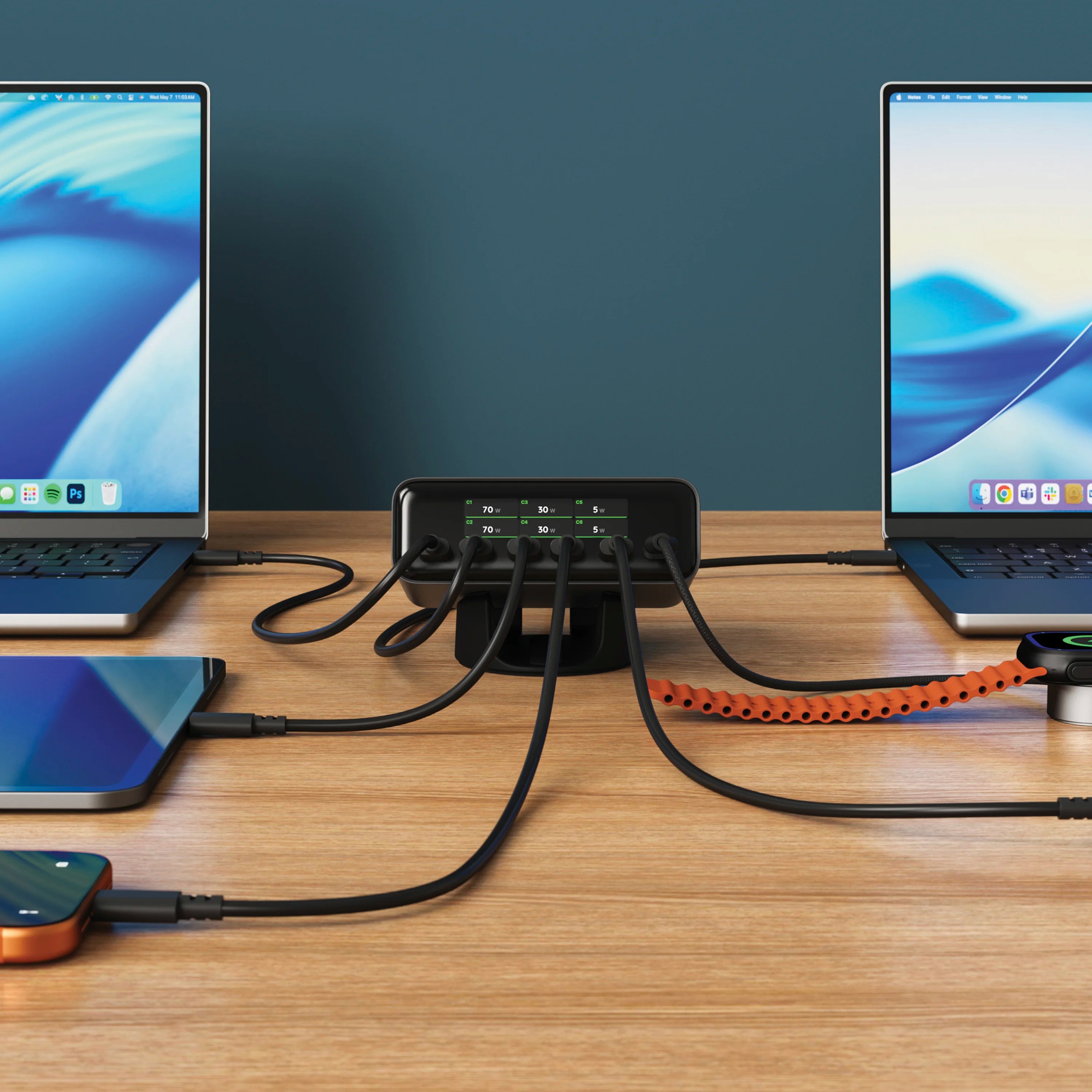 MacBook2台とiPhone、Apple Watchを同時に充電しているデスクセットアップ
