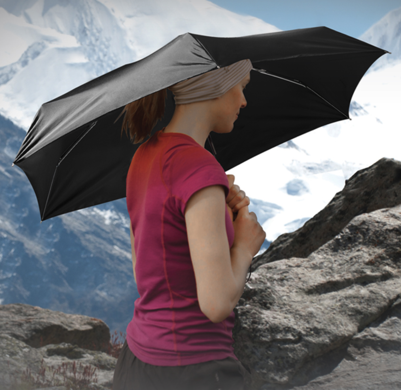 씨투써밋 우산 등산 중 사용 모습