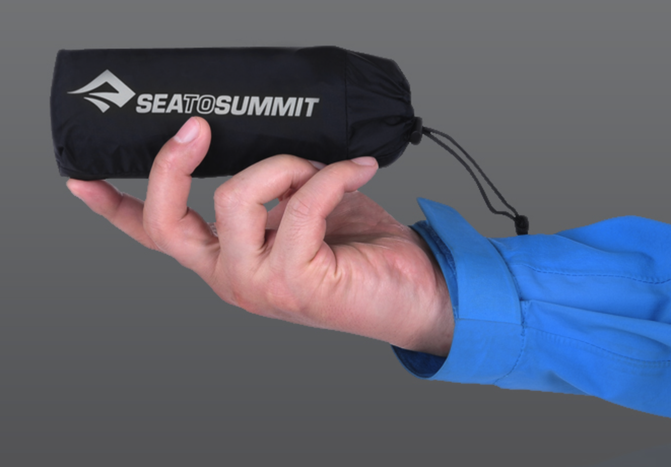 씨투써밋 우산 손에 쥔 모습