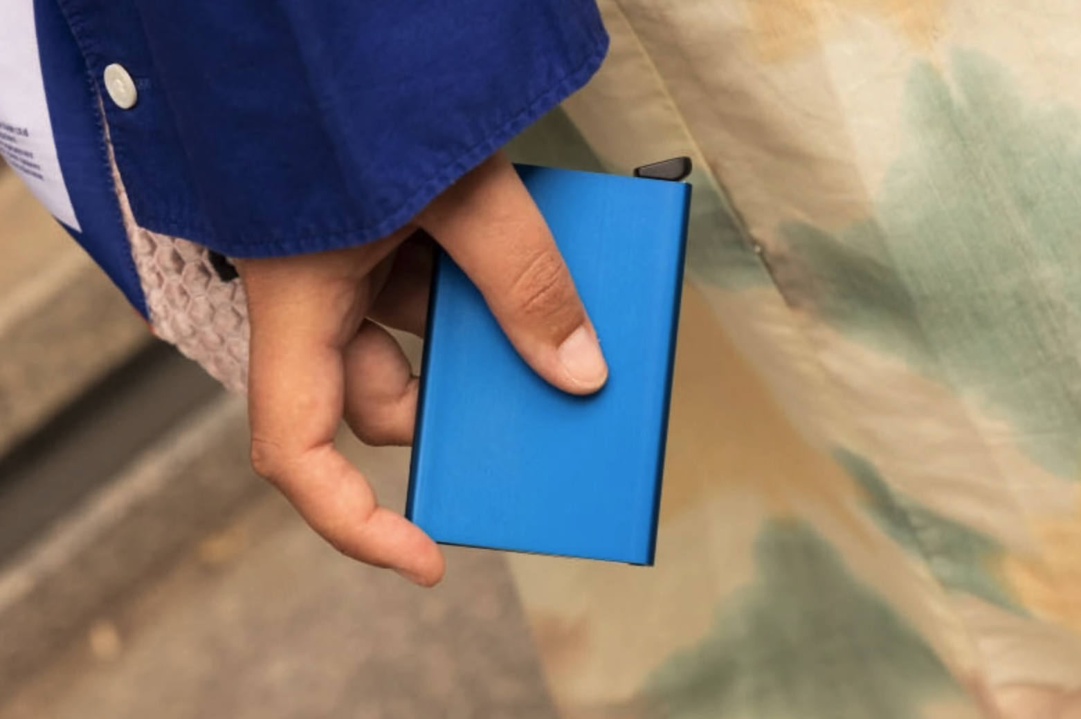 시크리드 카드프로텍터 손에 쥔 크기