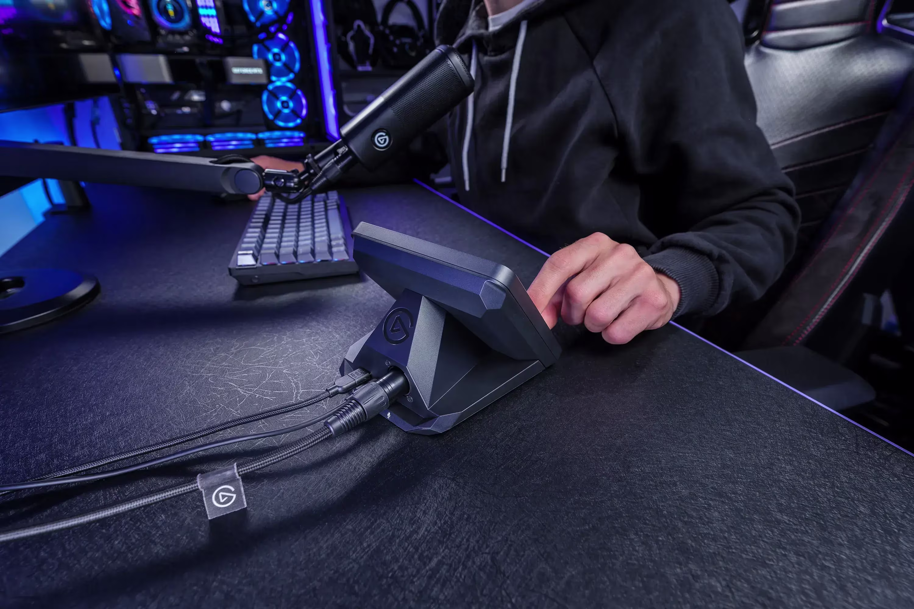 스트림덱 XLR Dock으로 마이크 연결한 모습