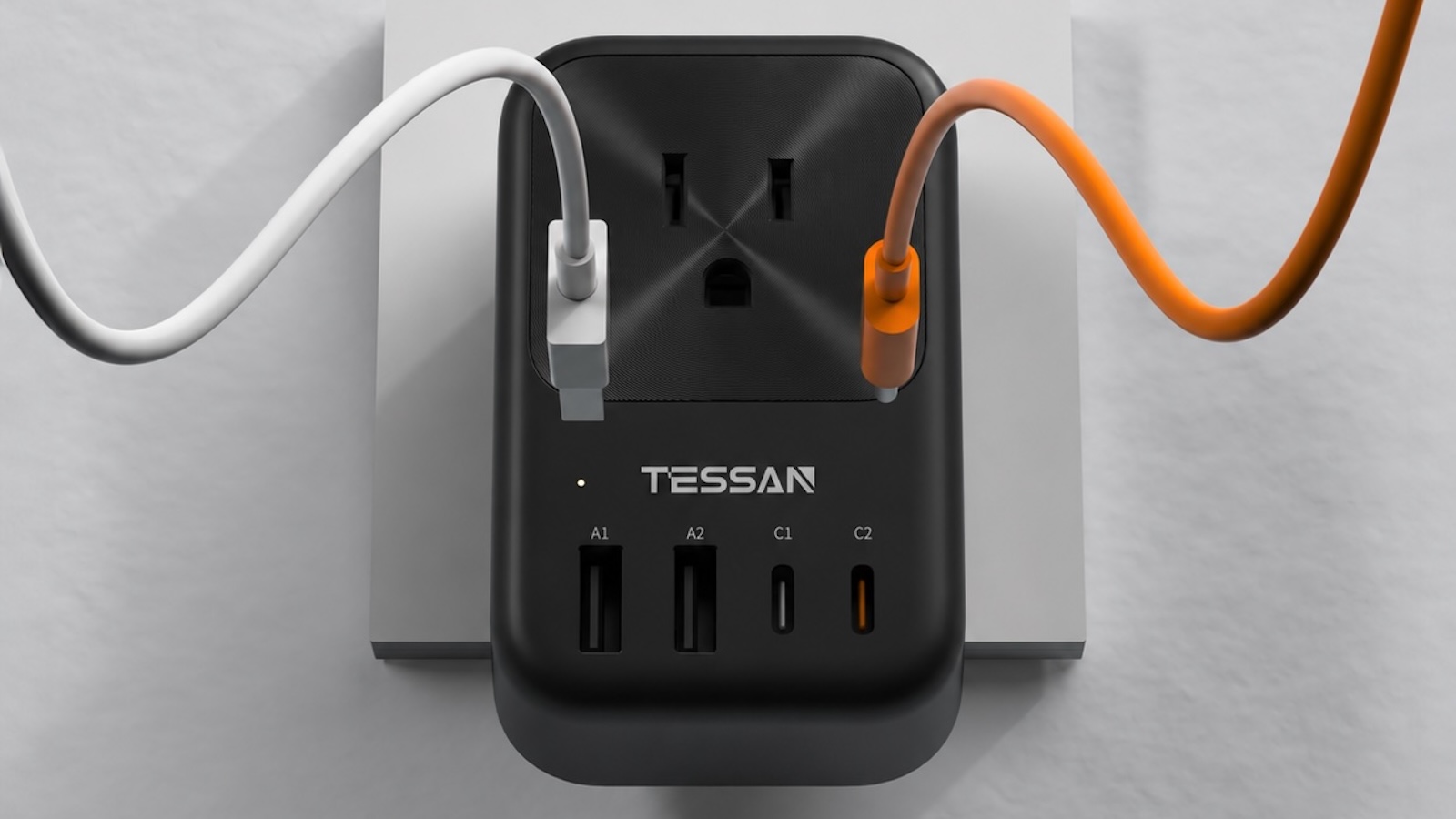 USB-A 2개와 USB-C 2개 포트 클로즈업