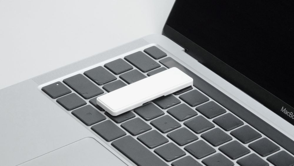 MacBook 키보드 위에 TypeSticks를 올려놓은 모습