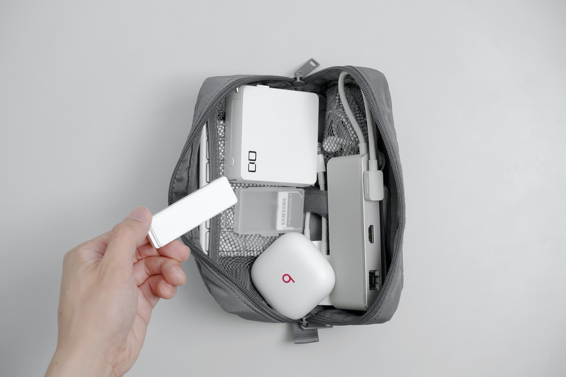 TypeSticks를 가방 속 다른 가젯과 함께 넣은 모습