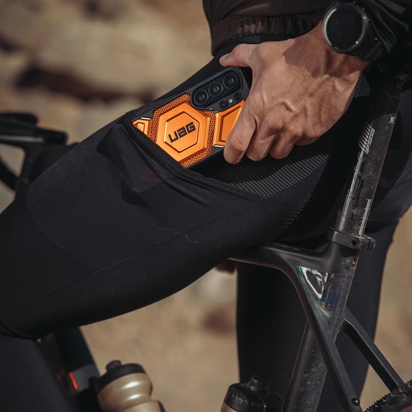 UAG 갤럭시 S26 울트라 케이스 디테일 2, 자전거 라이딩 중 주머니에서 꺼내는 모습
