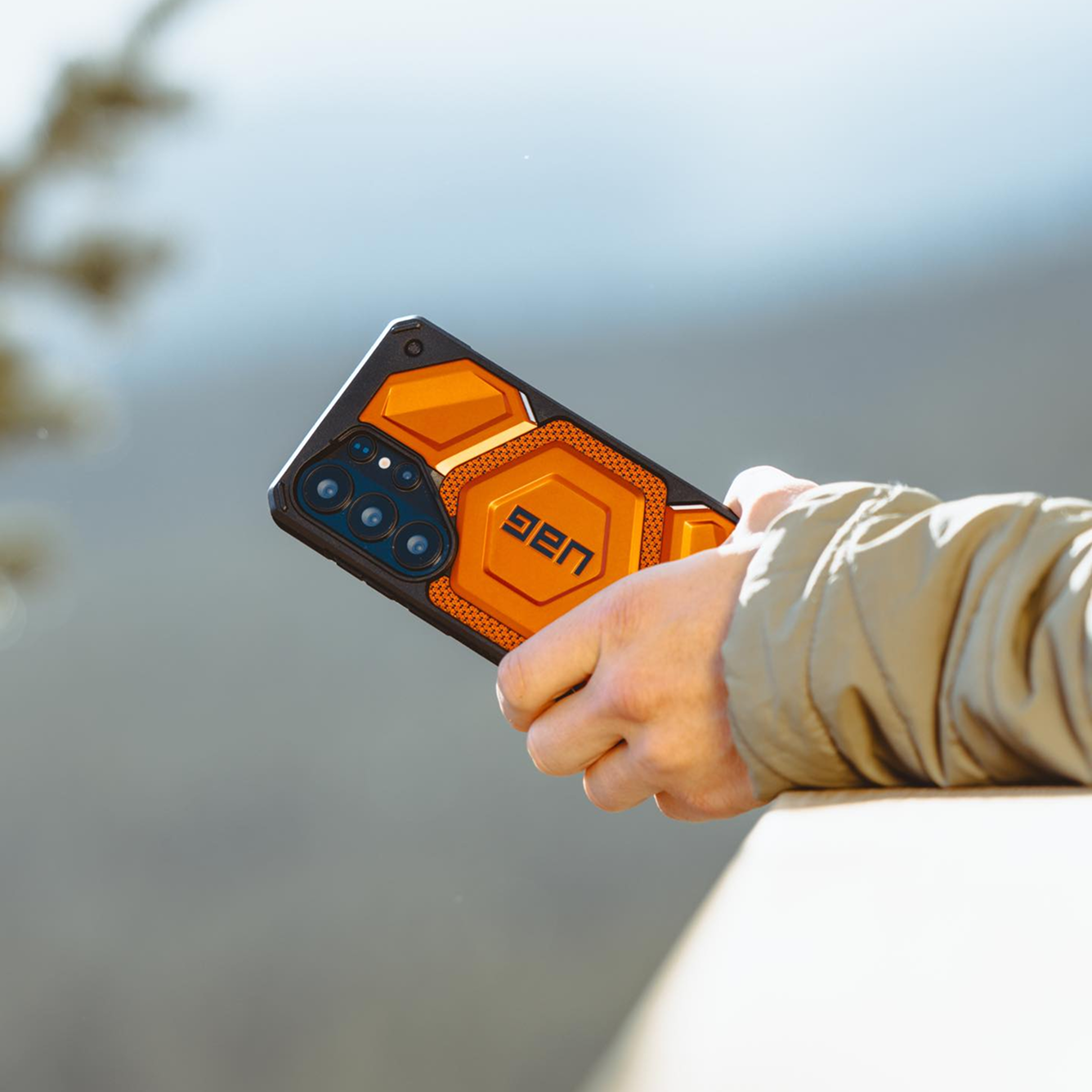 UAG 갤럭시 S26 울트라 케이스 디테일 3, 야외에서 그립하는 클로즈업