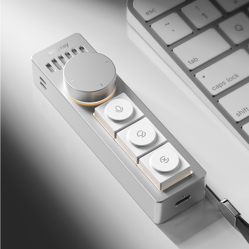 Ulanzi Vibe Keyがキーボードの横に置かれた様子