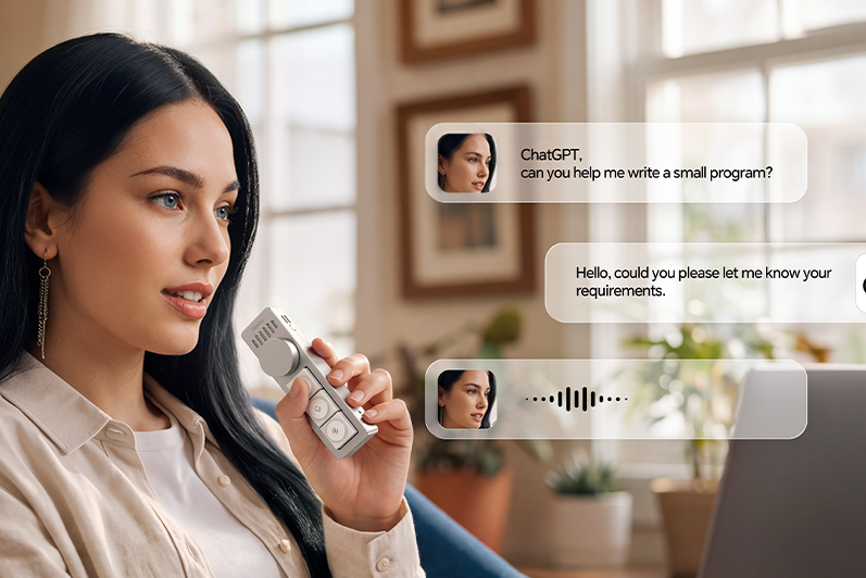 Ulanzi Vibe Keyを手に持ち、音声入力している使用シーン