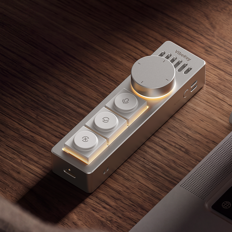 Ulanzi Vibe Keyのメイン画像、木製デスク上のアルミボディをクローズアップ